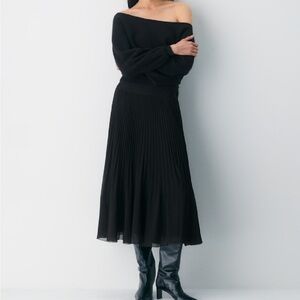 Aritzia Elegant Black Pleated Midi Skirt